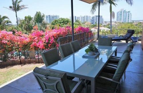 Labrador House | Villa with Views & Pool