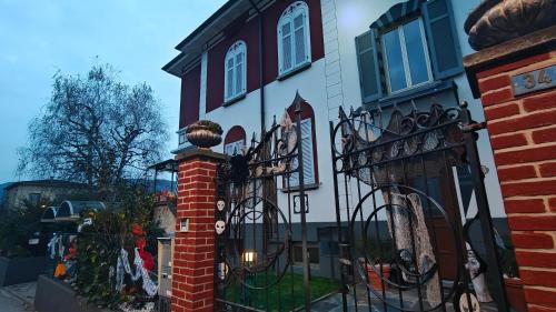 Pedrinate Apartment | Villa WOLF - A 1919 original Swiss Villa with Garden near Como