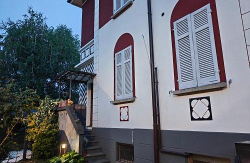 Pedrinate Apartment | Villa WOLF - A 1919 original Swiss Villa with Garden near Como