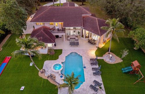Parkland House | Villa wpool games BBQ