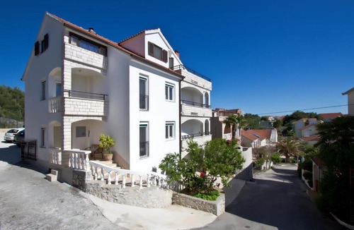 Okrug Gornji Apartment | Villa Yvonne