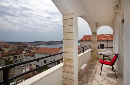 Okrug Gornji Apartment | Villa Yvonne