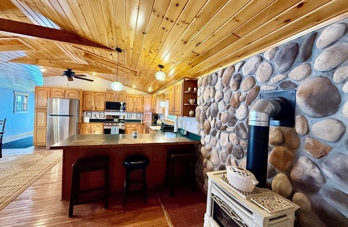 Town of Webb House | Village Cottages East: Town and Trails Main House with Hot Tub!