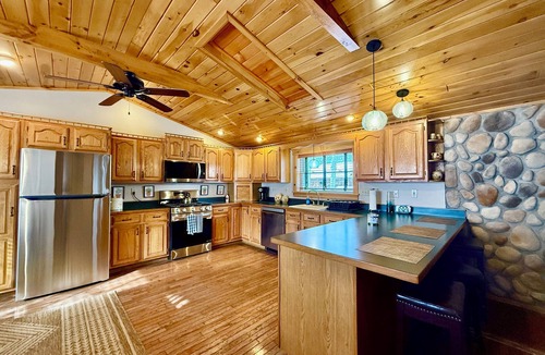 Town of Webb House | Village Cottages East: Town and Trails Main House with Hot Tub!