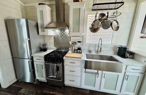 Austin Apartment | Village Farm Bungalow with Pool and Hot Tub
