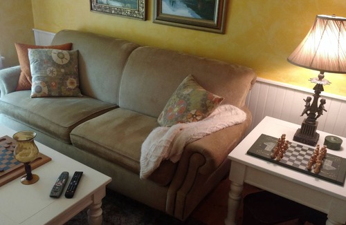 Reading House | Village Farmhouse, mins to Okemo, Killington, Ascutney, GMHA. Pet-friendly.