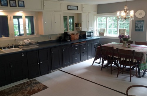 Reading House | Village Farmhouse, mins to Okemo, Killington, Ascutney, GMHA. Pet-friendly.