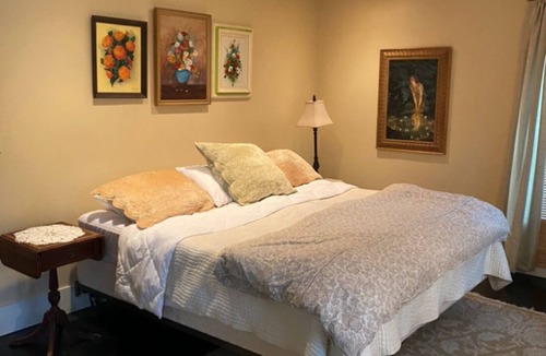 Reading House | Village Farmhouse, mins to Okemo, Killington, Ascutney, GMHA. Pet-friendly.