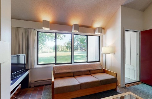 Stowe Area Hotel | Village Green 1B