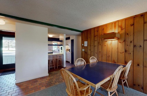 Stowe Area Hotel | Village Green 1B