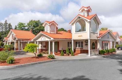 Clarence Hotel | Village Haven Inn & Extended Stay