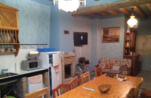 Pinseque House | Village House 10 minutes from Opel