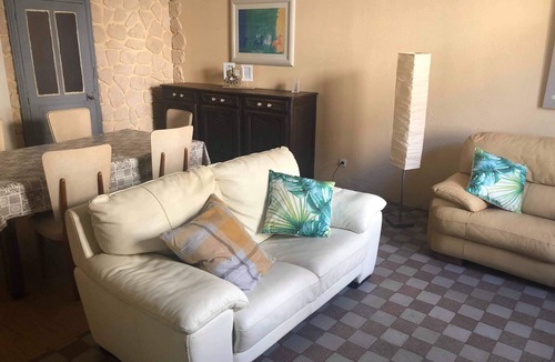 Le Donjon House | VILLAGE HOUSE