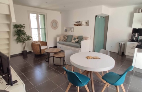 Marseillan House | Village house with garage