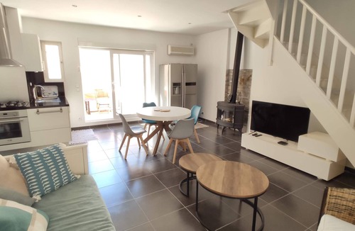 Marseillan House | Village house with garage