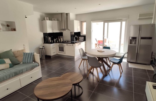 Marseillan House | Village house with garage