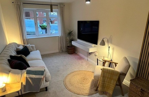 Belbroughton House | Village Retreat with Hot Tub