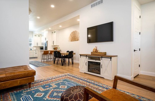 Eden House | Village’s Alpine P77|Ski Getaway |Dogs & Mtn Views
