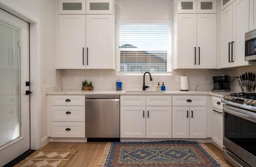 Eden House | Village’s Alpine P77|Ski Getaway |Dogs & Mtn Views