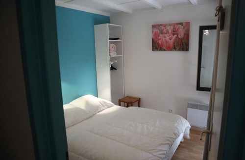 Leon Other | Village sous les pins