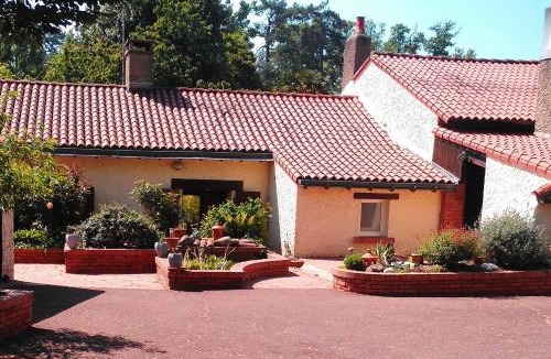 Montilliers House | " village tonneaux de tirpoil "