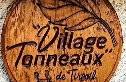 Montilliers House | " village tonneaux de tirpoil "
