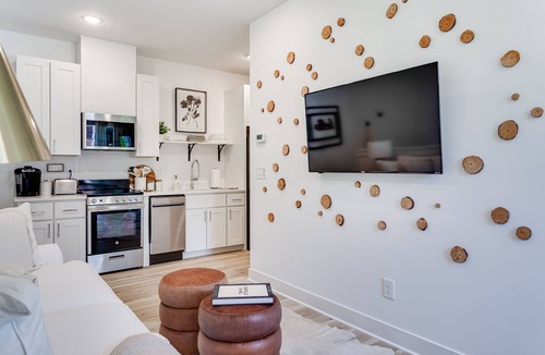 University Park Apartment | Village View- walkable to NC State & Cameron Village -Pet Friendly