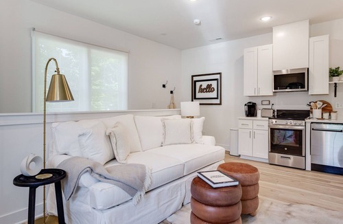 University Park Apartment | Village View- walkable to NC State & Cameron Village -Pet Friendly