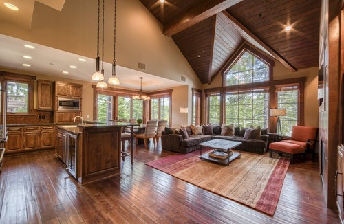 Truckee House | Village Walk - Private Hot Tub, HOA Amenities, Pet Friendly, Walk to Lifts!