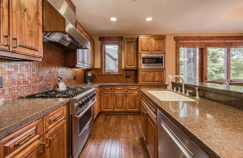Truckee House | Village Walk - Private Hot Tub, HOA Amenities, Pet Friendly, Walk to Lifts!