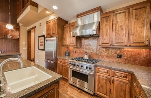Truckee House | Village Walk - Private Hot Tub, HOA Amenities, Pet Friendly, Walk to Lifts!