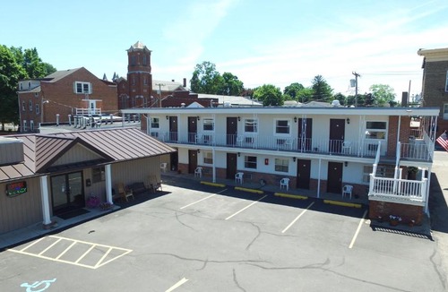 Watkins Glen Hotel | Villager Motel & Glen Manor Estate