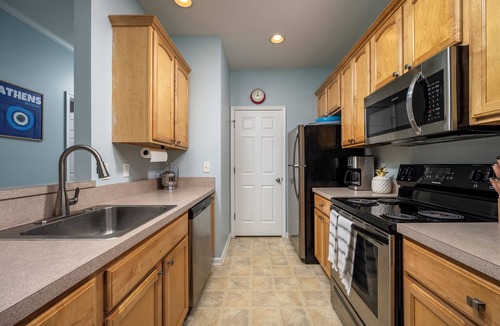 Villages of Five Points Condo | Villages of Five Points 3rd floor condo - great location & amenities!