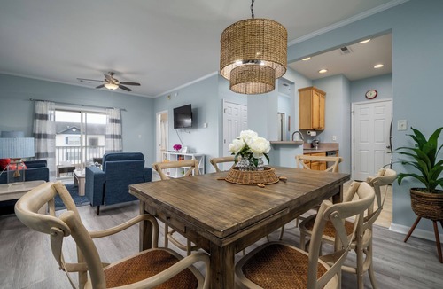Villages of Five Points Condo | Villages of Five Points 3rd floor condo - great location & amenities!