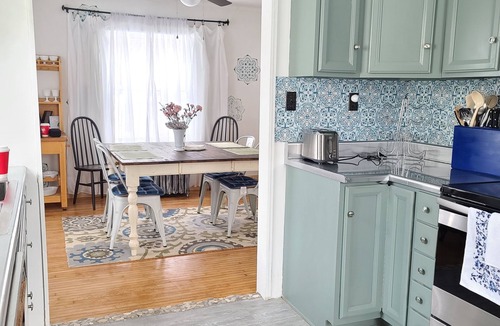 Oberlin House | Vin's Place (Downtown Oberlin College)