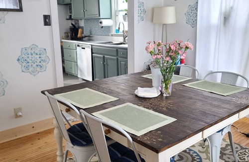 Oberlin House | Vin's Place (Downtown Oberlin College)