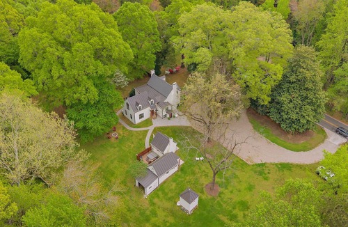 Midlothian House | Vincent House - Historic Charm & Modern Comfort