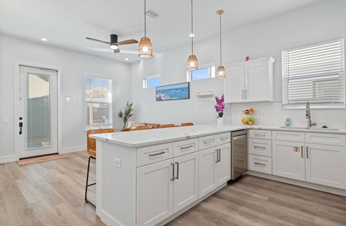 El Centro Beach House | Vincente Seascape (B)