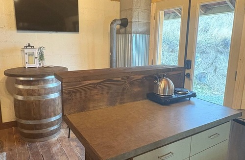 Pateros Apartment | Vineyard Bunkhouse studio near Chelan