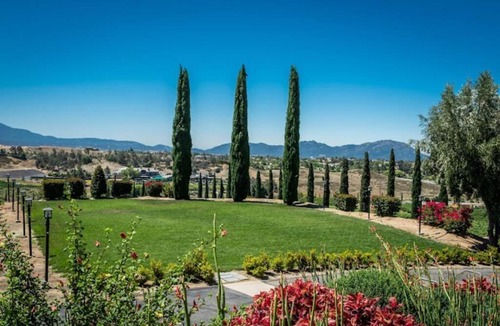 Temecula House | Vineyard Chic Oasis: Modern Elegance near Temecula Wineries
