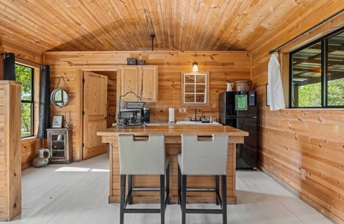 Fredericksburg Cabin | Vineyard-City on a Hill at Spring Creek