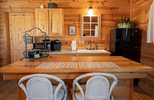 Fredericksburg Cabin | Vineyard-City on a Hill at Spring Creek