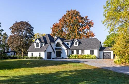 Niagara-on-the-Lake House | Vineyard Estate by the River with Pool
