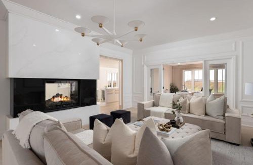 Niagara-on-the-Lake House | Vineyard Estate by the River with Pool