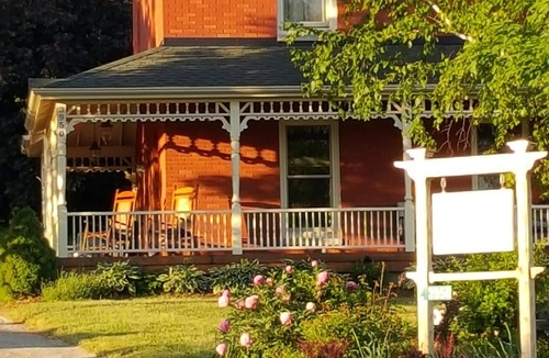 Beamsville House | Vineyard Estate House In Niagara