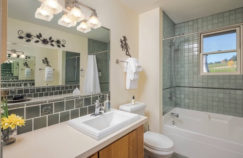 Sherwood Other | Vineyard Farmhouse Stay with Mt. Hood Views. Spacious and Ideal for Large Groups