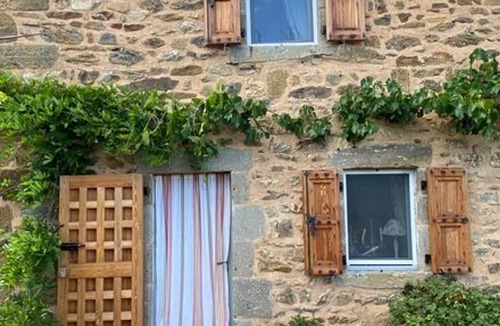 Tailhac Cottage | Vineyard house with terrace and fireplace