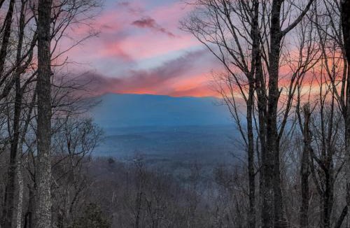 Talking Rock House | Vineyard Mountaintop Cottage