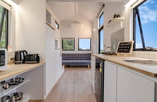 Toolleen House | Vineyard Retreat by Tiny Away