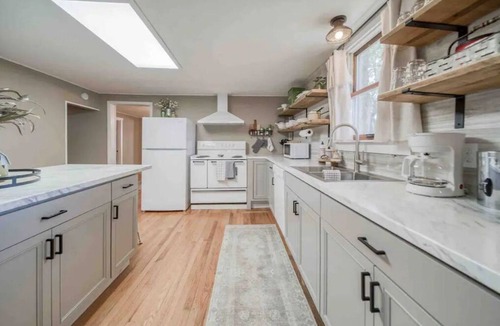 St. James House | Vineyard Ridge Farmhouse 3BR 2BA Vineyard View Fire pit n